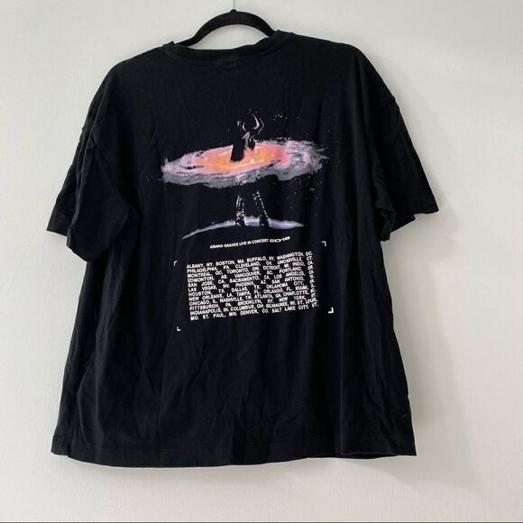 Ariana Grande Universe Sweetener Tour T-Shirt - Picture 5 of 7